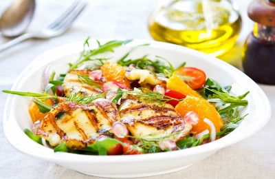 Halloumi med grönsaker och sesamdressing