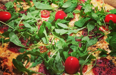 Pizza med färska champinjoner och salami