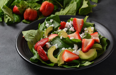 Sallad med jordgubbar, fetaost och edamamebönor