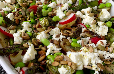 Sommarsallad med fetaost och pestovinägrett