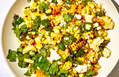 Sallad med grillad majs och fetaost