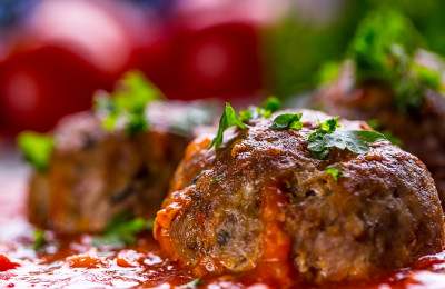 Grekiska färsbiffar med fetaost och tomatsås