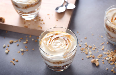 Turkisk yoghurt med lemoncurd och nötter