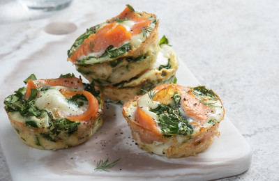 Ägg- och laxmuffins med spenat